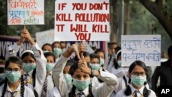 កុមារ​ជាច្រើន​បាតុកម្ម​បង្ហាញ​ពី​ក្តី​បារម្ភ​របស់​ពួកគេ​លើ​ការ​បំពុល​អាកាស​ក្នុង​ទីក្រុង​ញូវដែលី​ប្រទេស​ឥណ្ឌា​។