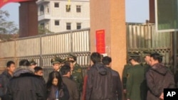 乌坎选举会场有武警把守，查证件或选民证。