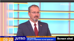 Ambasador Sjedinjenih Država Entoni Godfri tokom gostovanja u jutarnjem programu TV Prva, u Beogradu, 19. maja 2020. (Foto: Screen shot)