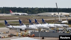 休斯顿乔治·布什国际机场停靠的美联航班机 