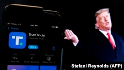 Bivšem američkom predsedniku zabranjen pristup Tviteru, Fejsbuku, Guglu i Jutjubu pošto su njegove pristalice 6. januara 2021. godine upale u Kapitol - pošto je prethodno na društvenim mrežama objavljivao poruke koje su pozivale na nasilje. (Foto: AFP/Stefani Reynolds)