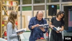 独立中文笔会会长贝岭等朗诵诗歌。（美国之音记者方正拍摄）