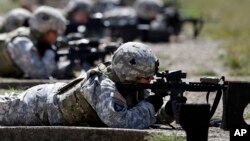 Pripadnice vazdušno-desantne divizije treniraju na poligonu u Kentakiju (Foto: AP/Mark Humphrey, arhiva)