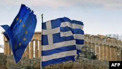 Zastave Grčke i EU ispred Akropolja u Atini
