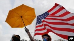 香港抗议者的黄雨伞和美国国旗