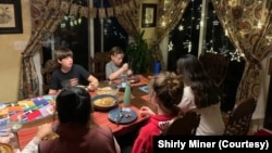 Suasana berbuka puasa di keluarga Shirly Miner. (Foto: Shirly Miner)