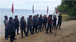 Mantan Eks Narapidana Terorisme (napiter) Poso saat membacakan ikrar kesetiaan terhadap Negara Kesatuan Republik Indonesia, pada 11 Oktober 2021. (Foto: VOA/Yoanes Litha)