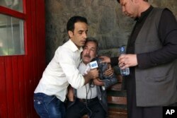 Čovek plače u bolnici nakon što je izgubio sina, novinara, u eksploziji u Kabulu, Avganistan, 30. aprila 2018.