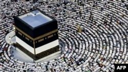 Jemaah haji bersujud di sekitar Ka'bah di Masjidil Haram, setelah melakukan "tawaf" pada hari terakhir ibadah haji, 16 Juni 2024. (FADEL SENNA/AFP)