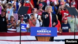Bivši predsednik SAD Donald Tramp govori na nedavnom skupu u Arizoni (Foto: AP/Matt York)