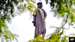 ARHIVA - Spomenik Kristofera Kolumba u Njujorku. 