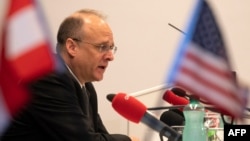 Perunding AS Marshall Billingslea memberikan keterangan pers di Wina, Austria, 23 Juni 2020. 