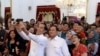 Presiden Joko Widodo dan Prabowo Subianto berswafoto bersama para wartawan di istana kepresidenan, 11 Oktober 2019. (Foto: presidenri.go.id)