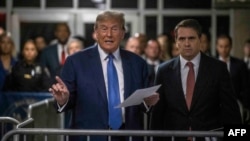 Bivši predsednik Donald Tramp i njegov advokat Tod Blanš ispred sudnice na Menhetnu, 20. maj 2024. (Dave Sanders / POOL / AFP)