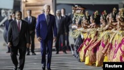 Presiden AS Joe Biden disambut dengan tarian Bali saat tiba di bandara Internasional Ngurah Rai di Bali, Minggu 13 November 2022 untuk KTT G20 (foto: Reuters). 