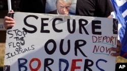 ARHIVA - Protest protiv ilegalne imigracije u Teksasu (Foto: AP /Eric Gay)
