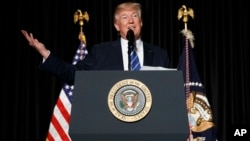 Presiden AS Donald Trump saat berbicara kepada sekelompok kepala polisi dan sheriff seluruh Amerika dalam pertemuan di Gedung Putih, Rabu (8/2).