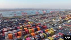 Berbagai kontainer produk-produk China yang siap dieksport tampak di pelabuhan Nanjing, provinsi Jiangsu, China timur, 4 Februari 2025. Kebijakan tarif impor Presiden AS Donald Trump diperkirakan akan memicu inflasi di Amerika. 