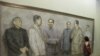 中国画展中有人观看中共文革前政治局常委的肖像画，右起：邓小平、毛泽东、朱德、 周恩来、刘少奇、陈云。毛周等人都曾粗口骂人，刘少奇曾被写成“刘少狗”（美国之音张楠拍摄）
