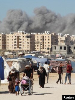 Asap membubung menyusul serangan Israel terhadap gedung apartemen di Khan Younis, di selatan Jalur Gaza, Jumat, 16 Agustus 2025. (Foto: Hatem Khaled/Reuters)