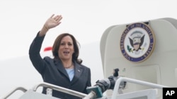 资料照片：美国副总统哈里斯从底特律搭乘专机返回华盛顿（2021年7月12日）