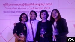 Three women in tech are awarded in “Cambodia Women in Tech 2018” Award and Keo Kounila, Managing Director of Redhill. From the left, Chan Penhleak received Cambodian Woman ICT For Community Award, Fat Si Em, Transport Planning & Optimization Manager, received an award for Cambodian Woman​ ICT Engineer Award and Long Leakhena, co-founder of Joonaak Delivery, received an award for Cambodian Woman ICT Entrepreneur Award. (Tum Malis/VOA Khmer)