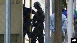 涉嫌杀害一名菲律宾变性人的美国海军陆战队上等兵斯科特•彭伯顿被送至菲律宾阿奎纳多军营看押。（2014年10月22日）