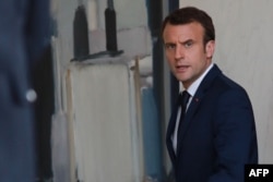 Presiden Perancis Emmanuel Macron (kanan) di Istana Elysee, Paris, 20 April 2018.