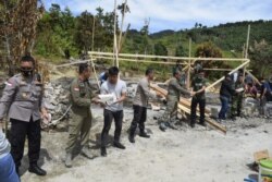 Aparat keamanan TNI POLRI saat bekerja bakti untuk pembangunan kembali rumah warga yang dibakar kelompok teroris MIT di Lembantongoa, Kabupaten Sigi, Sulawesi Tengah, Kamis, 3 Desember 2020. (Foto: Humas Polda Polda Sulawesi Tengah)