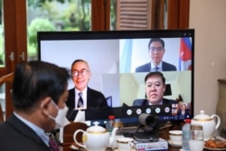 លោក​សាស្រ្តាចារ្យ វិទិត មុនតាប៊ន (Vitit Muntarbhorn) អ្នក​រាយការណ៍​ពិសេស​ទទួល​បន្ទុក​ស្ថានភាព​សិទ្ធិ​មនុស្ស​នៅ​កម្ពុជា (រូប​ឆ្វេង​លើ​អេក្រង់)​ លោក ប្រាក់ សុខុន ឧបនាយករដ្ឋមន្រ្តី រដ្ឋមន្រ្តីការបរទេស និង​សហប្រតិបត្តិការ​អន្តរជាតិ ជួបប្រជុំ​តាម​ប្រព័ន្ធ​អនឡាញ​ជាមួយ កាល​ពី​ថ្ងៃទី០១ ខែកក្កដា ឆ្នាំ២០២១។ (ហ្វេសប៊ុក​ក្រសួង​ការបរទេស​កម្ពុជា)