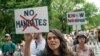 Sejumlah demonstran anti-vaksin berdemo di tengah lonjakan kasus COVID-19 di Central Park, New York, 24 Juli 2021. (Foto: David 'Dee' Delgado/Reuters)