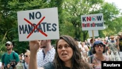 Sejumlah demonstran anti-vaksin berdemo di tengah lonjakan kasus COVID-19 di Central Park, New York, 24 Juli 2021. (Foto: David 'Dee' Delgado/Reuters)