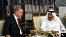 Presiden Turki Recep Tayyip Erdogan, kiri, bertemu dengan Raja Saudi Salman, kanan, di Jeddah, Arab Saudi, 23 Juli 2017.