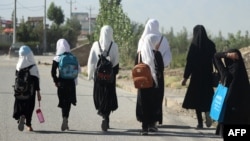 FILE - Anak-anak perempuan Afghanistan berjalan ke sekolah mereka di sepanjang jalan di Gardez, provinsi Paktia, 8 September 2022. (AFP) 