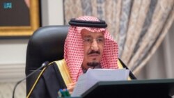 Pemimpin Arab Saudi Raja Salman mengumunkan anggaran untuk 2022 di Istana Neom, Arab Saudi, pada 12 Desember 2021. (Foto: Saudi Press Agency/Handout via Reuters)