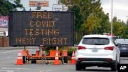 Znak koji usmerava vozače na punkt za testiranje na Kovid 19, u Takvilu, južno od Sijetla, Vašington, 22. septembra 2021. 