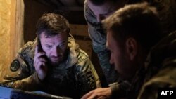 Військовослужбовці батальйону «Ахіллес» 92-ї десантно-штурмової бригади ЗСУ готуються до виконання завдань польоту гексакоптера «Вампір» над лінією фронту поблизу Часів Яр Донецької області 1 травня 2024 року в умовах російського вторгнення в Україну. (AFP)