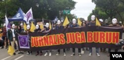 Jurnalis dan pers mahasiswa ikut ambil bagian dalam aksi "May Day 2019" di Jakarta Pusat 1/5 (VOA/Sasmito).