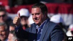 Devin Nunjes na Trampovom predizbornom mitingu u Liticu u Pensilvaniji, 3. novembra 2024. (Foto:AP/Matt Rourke)