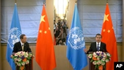 联合国秘书长潘基文（左）在与中国外交部长王毅的联合记者会上（2016年7月7日）