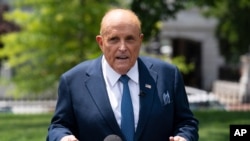 Rudy Giuliani, pengacara pribadi untuk Presiden Donald Trump, berbicara dengan wartawan di luar Gedung Putih, 1 Juli 2020, di Washington. (Foto: AP)