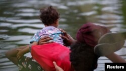 Migranti prelaze reku Rio Bravo da se predaju graničnim vlastima pre nego što se ukine Član 42  (Foto: REUTERS/Daniel Becerril)