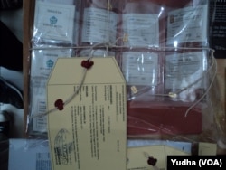 Rentengan keping emas hasil sitaan investasi emas ilegal. (Foto: VOA/Yudha)