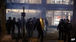 Specijalna policija na ulicama Pariza tokom okršaja sa demonstrantima, 23. marta 2023. 