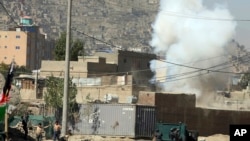 Asap mengepul dari rumah yang diduga merupakan tempat persembunyian tersangka pelaku serangan bom di Kabul Afghanistan, 21 Agustus 2018.