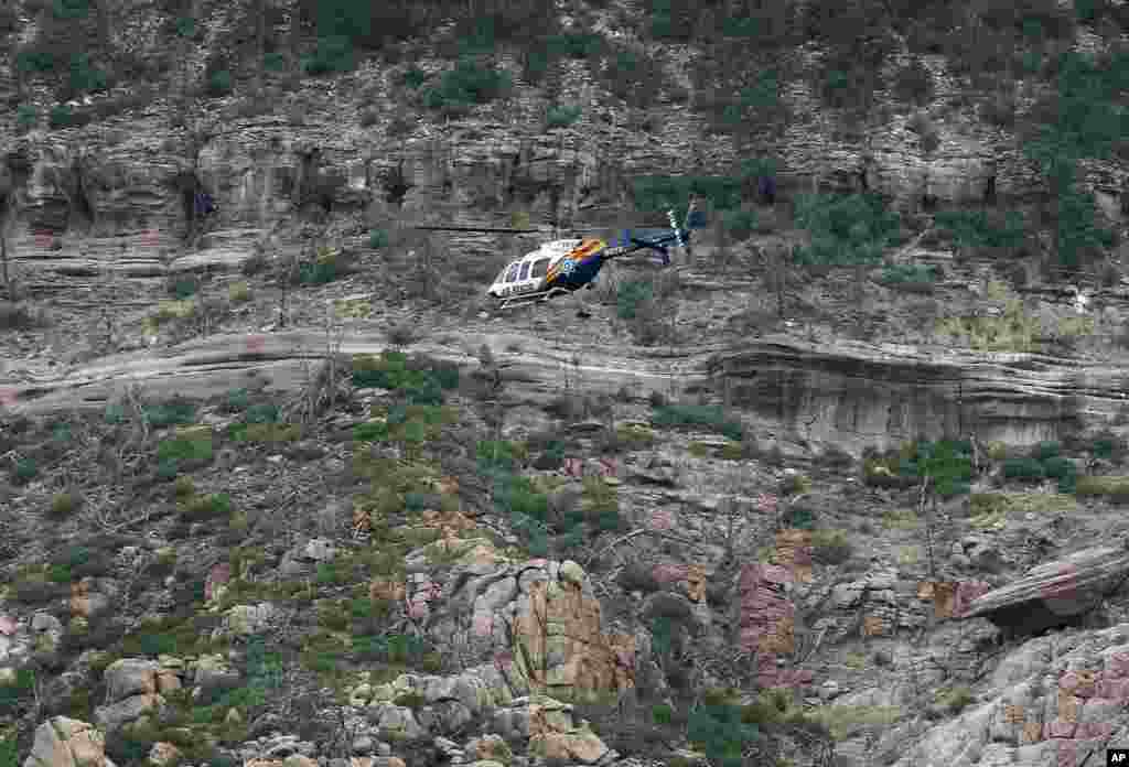 美国亚利桑那州希拉县下属的城市佩森(Payson)的河岸,洪水过后,直升机搜救受害者(2017年7月16日)