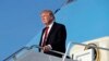 Presiden AS Donald Trump turun dari pesawat Kepresidenan AS, Air Force One, setibanya di Pangkalan Angkatan Udara Militer AS, Andrews di Maryland, 9 April 2017. (AP Photo/Alex Brandon) 