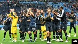 Timnas Perancis mengucapkan terimakasih kepada para pendukungnya usai mengalahkan Belgia dalam semifinal Piala Dunia 2018.