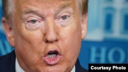 Président Donald Trump na bokutani na bapanzi sango na Maison Blanche, Washington DC, 22 mai 2020.