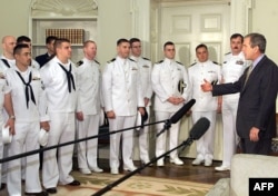 2001年5月18日美国总统乔治·W·布什与美国海军EP-3飞机的机组人员会面，他们的飞机在4月1日与中国战斗机相撞后被扣留在中国。